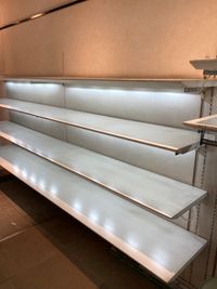 照明の着いた商品棚がございます。 - 駒川商店街内イベントスペースの設備の写真