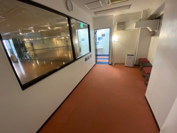 レンタルスタジオ pineapple studio Scream 【名古屋駅徒歩1分】鏡付きレンタルスペース《名駅BCスタジオ》の室内の写真