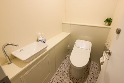 清掃が行き届いたトイレ - ホテル関西　スマートスペースカンサイ スマートスペースカンサイ：イベントスペースの室内の写真
