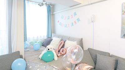 🌿自然光あふれる癒しリビング
やわらかな日差しとパステルブルーのバルーンが映える空間。
女子会やママ会、誕生日パーティーにもぴったりな「映える」ひとときを。 - 【Bear五反田】 五反田駅2分🧸ゴミ捨て有🗑️パーティー｜ママ会｜ボドゲ[6]の室内の写真