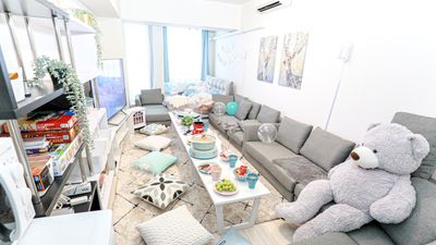 🎬65型大型テレビで動画鑑賞、ゲームOK！ホームシアター感覚の臨場感を楽しめます。 - 【Bear五反田】 五反田駅2分🧸ゴミ捨て有🗑️パーティー｜ママ会｜ボドゲ[6]の室内の写真