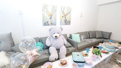 🧸【フォトジェニックなくまちゃん席🐻】
人気のくまちゃんが主役の可愛いフォトスポット。
バルーン装飾とスイーツを並べて、思い出に残る写真を撮ろう♪ - 【Bear五反田】 五反田駅2分🧸ゴミ捨て有🗑️パーティー｜ママ会｜ボドゲ[6]の室内の写真