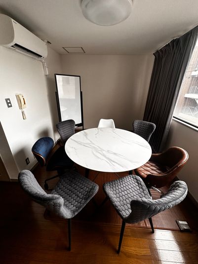 7人掛けの円テーブルです。
 - circle one 西川スペース 貸し会議室の室内の写真