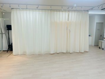 スタジオ内に女性更衣室（カーテン式）があります。 - スタジオneginegiの室内の写真
