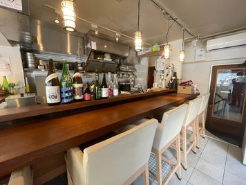 Realx one 新橋 ｜ 日本酒好きが集まる空間🍶 Relax one 新橋｜クリスマスパーティー🎄忘年会🍺の室内の写真