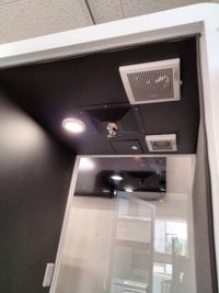 明るいダウンライトと強力な換気扇 - ドコモショップ四条大宮店　テレワークブースの室内の写真