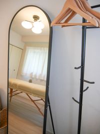 鏡とハンガーラック - レンタルサロンtreat自由が丘 完全個室プライベートサロンの室内の写真