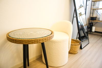 テーブルとスツール - レンタルサロンtreat自由が丘 完全個室プライベートサロンの室内の写真