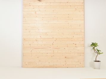 木目の壁（幅1.8m x 高さ2.1m) - Studio ZONA Studio ZONA 白ホリゾント撮影スタジオの室内の写真