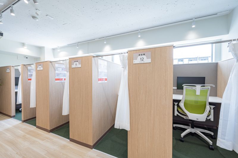 指定席：07番（半個室カーテン：幅90cm）/コワーキングOK - 自習室KAKOI（後楽園駅前店）