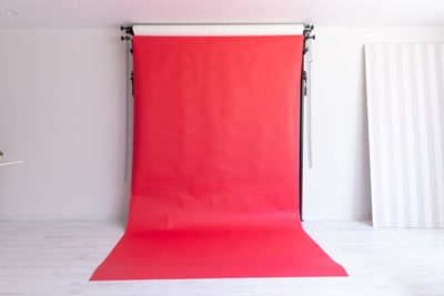 赤バック紙（有料） - Matelasse Photo Studioの設備の写真