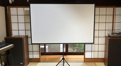 プロジェクターとスクリーン貸し出し可能です。 - アサノヤ 【古民家タイプ】はじのさとアサノヤの室内の写真