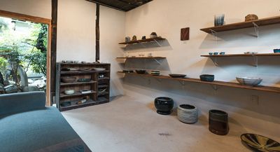はなれの小部屋。陶器や古物が陳列されています。 - アサノヤ 【古民家タイプ】はじのさとアサノヤの室内の写真