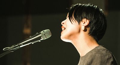庭を背景に和室で音楽イベントも行っています。 - アサノヤ 【古民家タイプ】はじのさとアサノヤの室内の写真