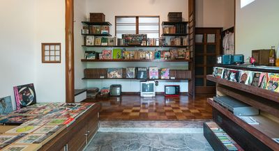 玄関部分は、土日のみ古書・古物・レコード店ASANOYA BOOKSが営業しています。 - アサノヤ 【古民家タイプ】はじのさとアサノヤの室内の写真