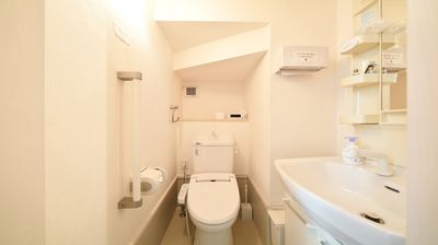 同フロアバックヤードに男女共用のトイレがあります。洗面台は鏡付き。 - レンタルスタジオBa・s・taの設備の写真