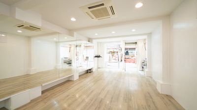 入口は足元まで見えるガラス張りです。ダンスクラスレッスンにもおすすめです。 - レンタルスタジオBa・s・taの入口の写真