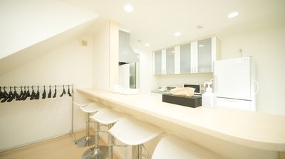 カウンターキッチンなのでキッチンスペースから全体を見渡せます。食器や調理道具、冷蔵庫もご利用可能。 - レンタルスタジオBa・s ・ta2F レンタルスタジオBa・s・ta2F の室内の写真
