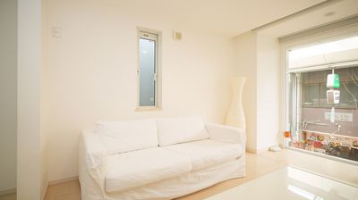 奥の大型ウィンドウのカーテンを開けると明るくなります。商品撮影などされる場合は是非ご利用下さい。スクリーンカーテンなので閉めての撮影にも〇 - レンタルスタジオBa・s ・ta2F レンタルスタジオBa・s・ta2F の室内の写真