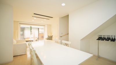 白を基調とした清潔感のあるスペースです。
ダイニングテーブル6人掛け。広げれば8人掛けとして使用可能。奥は大型ガラス張りとなっています。（開け閉め自由。） - レンタルスタジオBa・s ・ta2F レンタルスタジオBa・s・ta2F の室内の写真