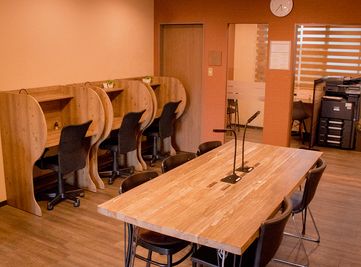 音楽が流れるラウンジ - 勉強カフェ神戸三宮スタジオ 大人の勉強場所・勉強カフェ神戸三宮スタジオのビジター利用の室内の写真