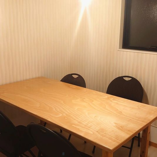 最大6人まで使用できる会議室 - シェアオフィス　スプラウト ミーティングルーム　Aの室内の写真