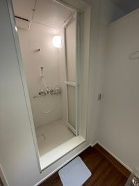 シャワールーム完備 - F-LAB 駅チカ完全無人レンタルジムの設備の写真