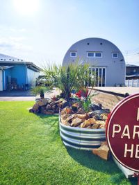 ☆新設☆ココスヤシ、ソテツ、ユッカ•ロストラータを植えたドライガーデン(ロックガーデン)と人工芝があります。7m×7mのウッドデッキともにご利用頂けます - 宮城県初！ガレージレンタルスペース　ドームテント新設！ 県内初！ガレージスタジオ【エジソン】400坪☆ドームテントあり☆の外観の写真