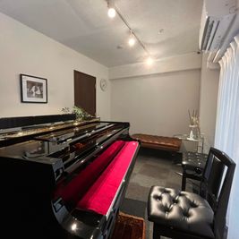 最大8人入室可能な防音室 - 外苑ピアノサロンの室内の写真