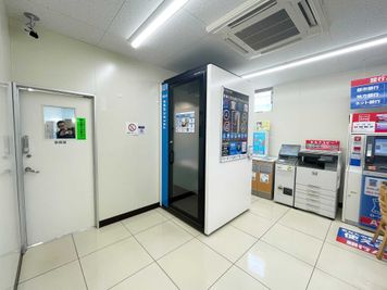 【テレキューブ】ローソン月島駅前店。視線と音を遮る、プライベートな集中環境。(168-1) - テレキューブ ローソン月島駅前店