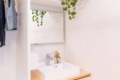 洗面台と照明付き鏡があります - naru ピラティスレンタルスタジオ ピラティスレンタルスタジオ　モーションケアピラティスの室内の写真