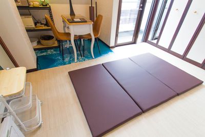 タイ古式マッサージ用マットレスご用意しております。ワイドサイズ（W120 × L200 × D5cm）※ベッドを畳んでご利用ください。 - レンタルサロン＆ヒーリング・クロエ下北沢サロン レンタルサロン&ヒーリング・クロエ下北沢サロンの室内の写真