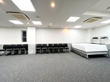 RoomB（セルフ設営/什器寄せ）｜机や椅子を端に寄せた形を基本とし、当日の現状渡しでのご提供になります。 - 名古屋会議室 ATS広小路ビル栄駅前店 《レビュー割対象》RoomB（ｾﾙﾌ設営/什器寄/当日予約OK）の室内の写真