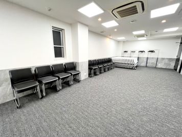 RoomB（セルフ設営/什器寄せ）｜机や椅子を端に寄せた形を基本とし、当日の現状渡しでのご提供になります。 - 名古屋会議室 ATS広小路ビル栄駅前店 《レビュー割対象》RoomB（ｾﾙﾌ設営/什器寄/当日予約OK）の室内の写真