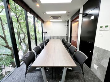 名古屋会議室 ATS広小路ビル栄駅前店 RoomD（ｾﾙﾌ設営/ロの字/当日予約OK）の室内の写真