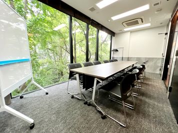 名古屋会議室 ATS広小路ビル栄駅前店 RoomD（ｾﾙﾌ設営/ロの字/当日予約OK）の室内の写真