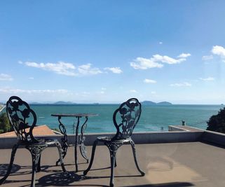 お部屋の大きな窓から瀬戸内海が見渡せます。 - ギャラリーカフェ 風の時計  レンタルルームの外観の写真