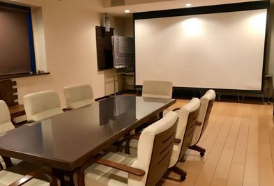 通常利用時（8名掛）ご利用人数や形態に応じてセッティング変更可能です。 - ギャラリーカフェ 風の時計  レンタルルームの室内の写真