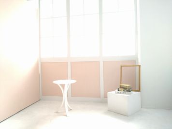 ピンクのパネルは色変更可 - ViewStudio水道橋 ビュースタジオ水道橋の室内の写真