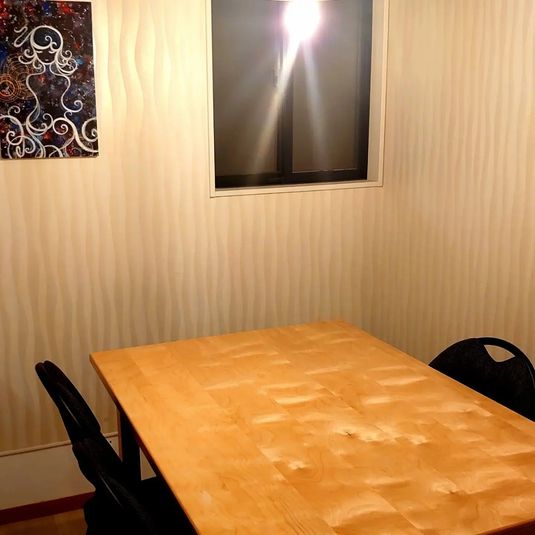 4人がけの会議用テーブルとイス - シェアオフィス　スプラウト ミーティングルーム　Bの室内の写真