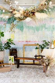 ドライフラワーの装飾と常設のインテリア。
インテリアは用途に合わせてご自由にお使いください。 - STUDIO ZEFF photo + coffee 貸しスタジオ、レンタルスペース、ギャラリー、多目的スペースの室内の写真