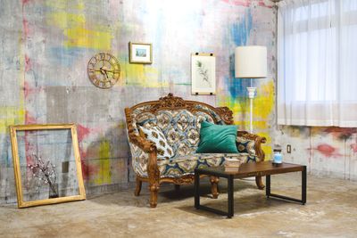 本物のアンティークソファとインテリア。
用途に合わせてご自由にお使いください。 - STUDIO ZEFF photo + coffee 貸しスタジオ、レンタルスペース、ギャラリー、多目的スペースの室内の写真