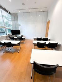 会議室A、無料大型テレビ有り、プロジェクター（オプション） - GoBiz! GoSchool レンタルスペース GoBiz 会議室B（会議・セミナー・貸教室・サロン・ヨガ）の室内の写真