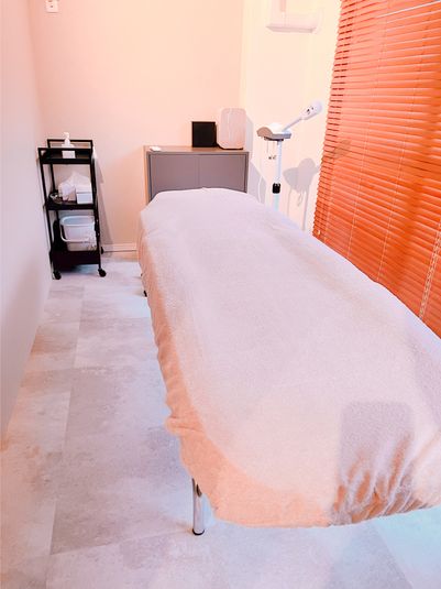 個室ドレッサー付きの施術部屋【エステ・アイラッシュ・リンパ等】 - 福岡レンタルサロン＊mii