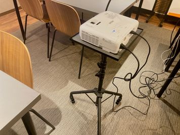 プロジェクター台兼演台として利用できます。 - 田町駅徒歩7分のレンタルスペース！オンライン会議やイベントも◎ 田町｜シバスペ｜SHIBAURA space（38名着席可）の設備の写真