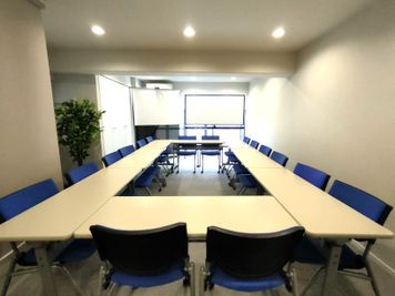 大人数の会議も開催可能です - LINCRASウ―ブル博多 LINCRAS貸し会議室ウーブル博多の室内の写真