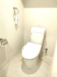 新品ウォシュレット付きトイレ - LINCRASウ―ブル博多 02〈LINCRASウーブル博多〉の室内の写真