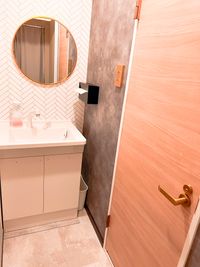 洗面所、トイレも新しく綺麗です✨（スタッフ、他のお客様と共用です） - 福岡レンタルサロン＊mii 個室ドレッサー付きの施術部屋【エステ・アイラッシュ・リンパ等】の室内の写真