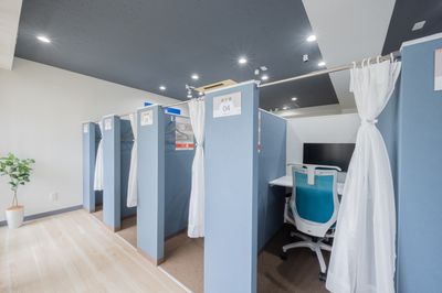 指定席04番　カーテン＆モニター付きの半個室ブース - 自習室 KAKOI 文京シビックセンター前店 指定席：07番（半個室ブース / カーテン付き：幅90cm）の室内の写真