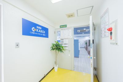 デジタルキーで入室管理のセキュリティ - 自習室 KAKOI 文京シビックセンター前店 指定席：07番（半個室ブース / カーテン付き：幅90cm）の入口の写真